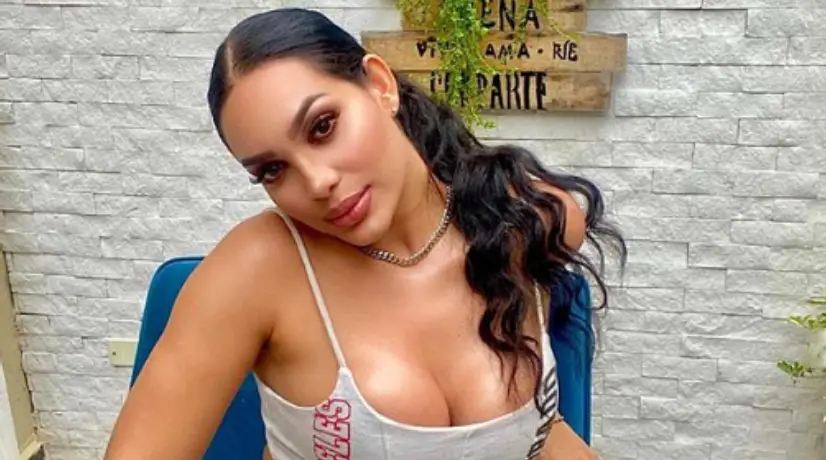 Andrea Valdiri cautivó con su 'outfit' para la presentación de violín de su hija