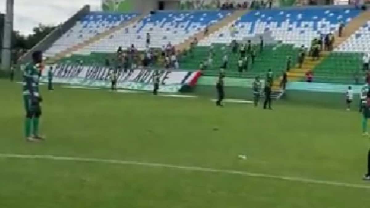Hinchas del Valledupar invadieron cancha contra Leones