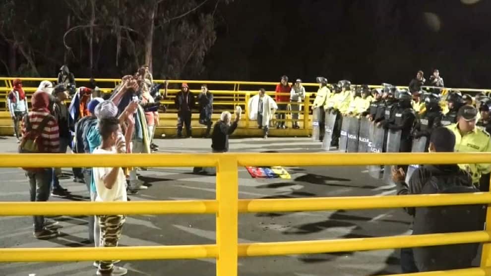 Venezolanos piden de rodillas que les permitan ingresar a Ecuador