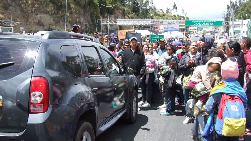 Venezolanos bloquean paso en frontera con Ecuador