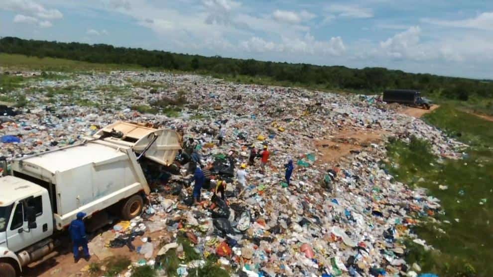 Los niños viven en cambuches cerca al vertedero.