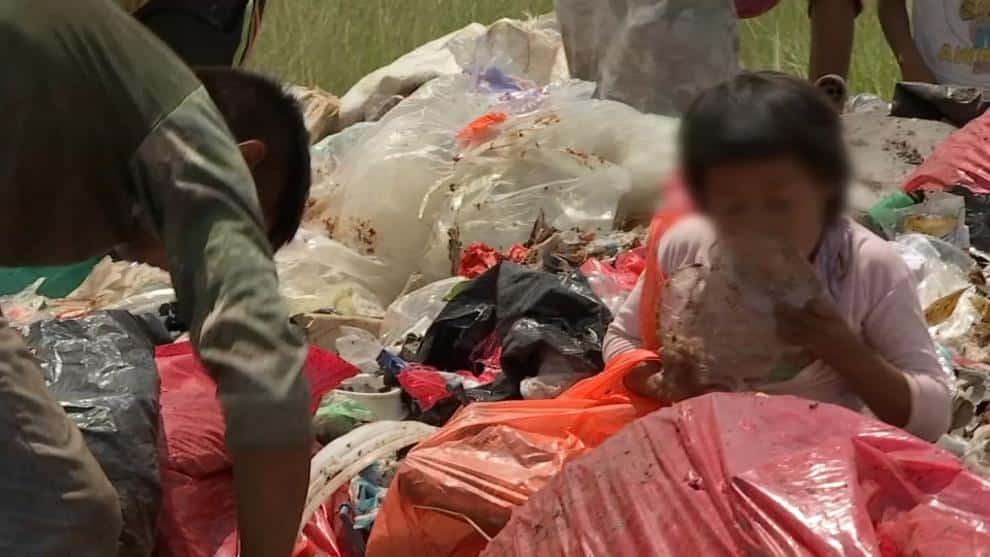 Los niños se alimentan de los desperdicios.