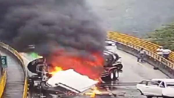 Video: accidente en la vía al Llano entre camión y vehículo particular dejó seis heridos