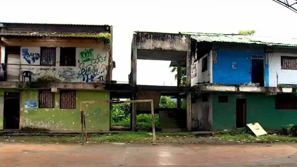En el corazón del Atrato: familias convirtieron un colegio abandonado en su hogar