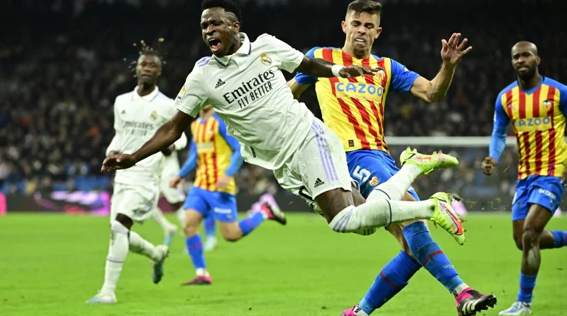 Vinícius Jr patada de Gabriel en Real Madrid-Valencia