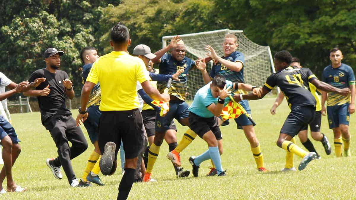 Equipo aficionado golpeó brutalmente a cuerpo arbitral torneo de Cali