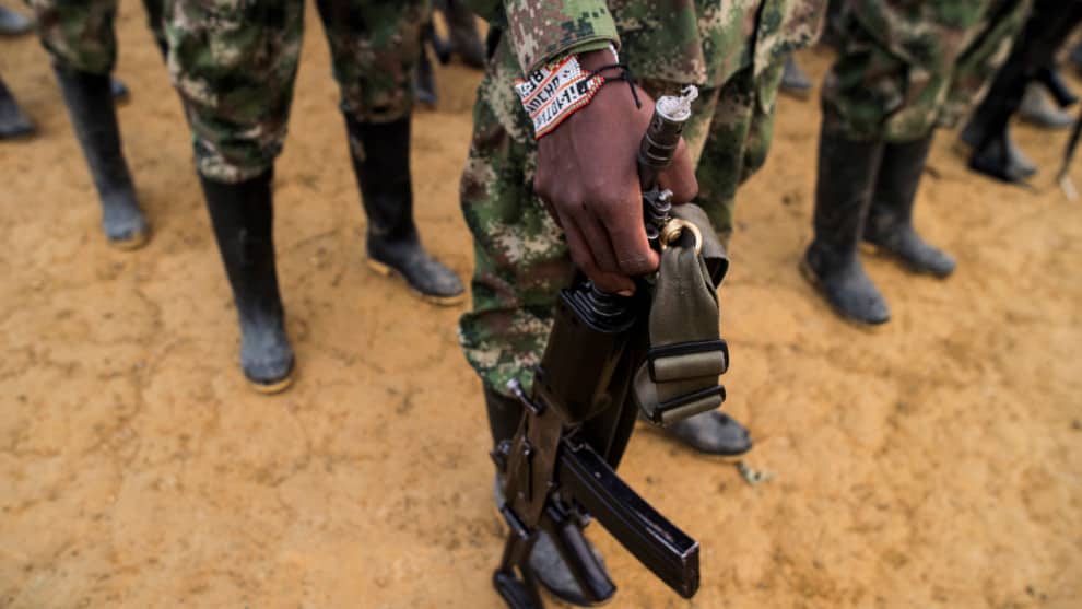 Algunas armas permanecían ocultas en caletas. Foto: AFP