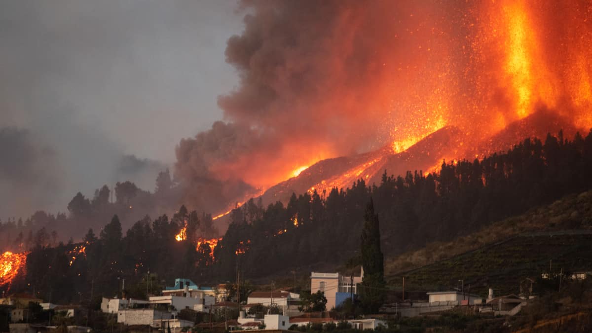 Volcán Cumbre Vieja entra en erupción en Canarias, España