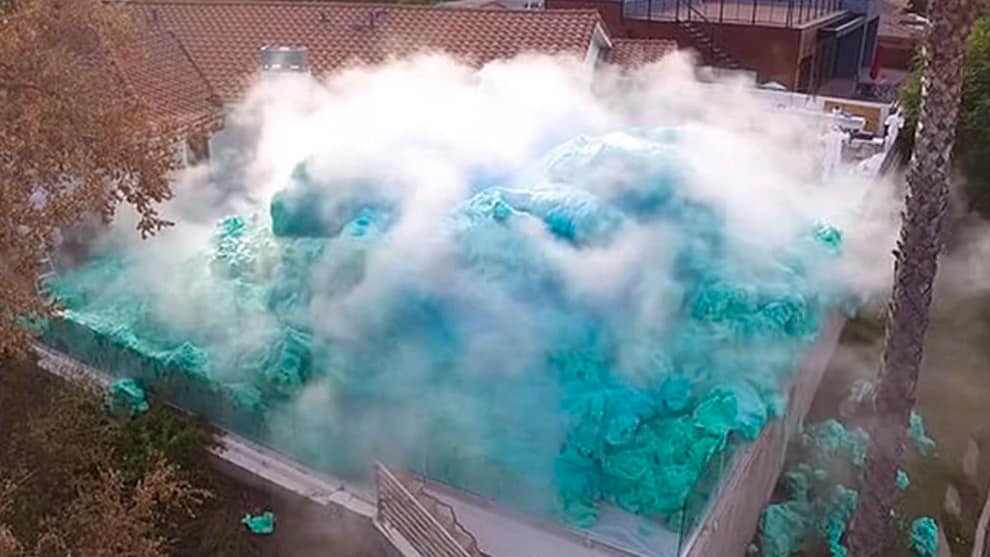 El impactante momento en el que explota un volcán de espuma en un jardín