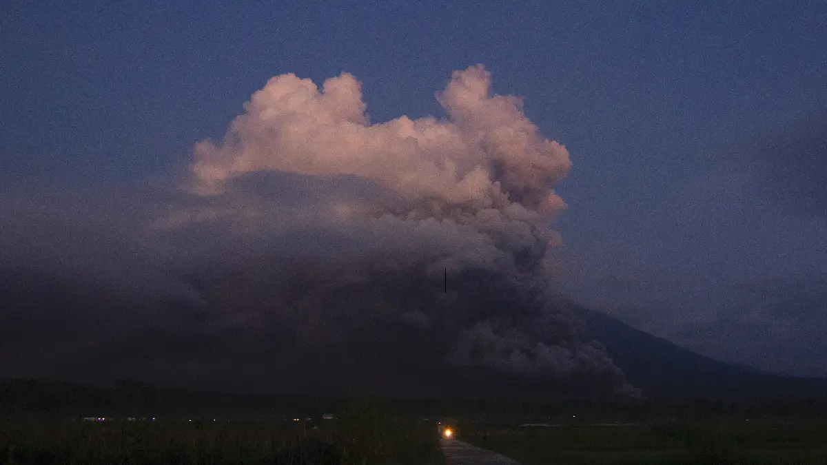 Explota volcán en Indonesia