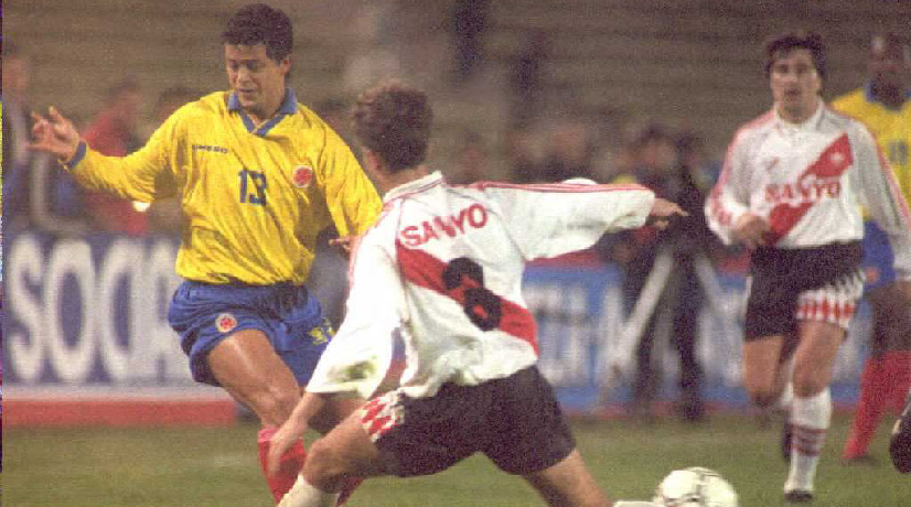 "No veíamos el balón por los papelitos": así se le escapó una Copa Libertadores al América