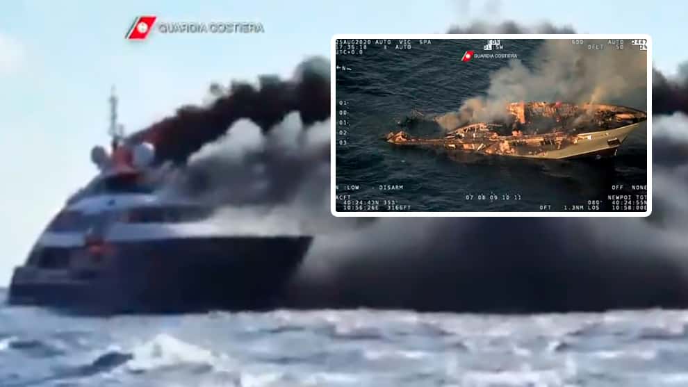 yate consumido por las llamas en el mar Mediterráneo