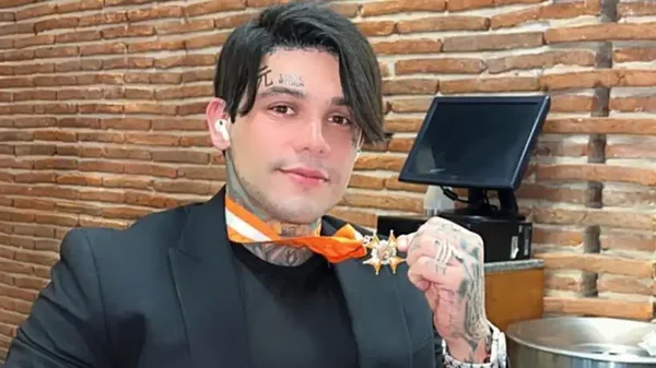 Yeferson Cossio alegró los corazones de varios niños de una escuela rural: noble gesto