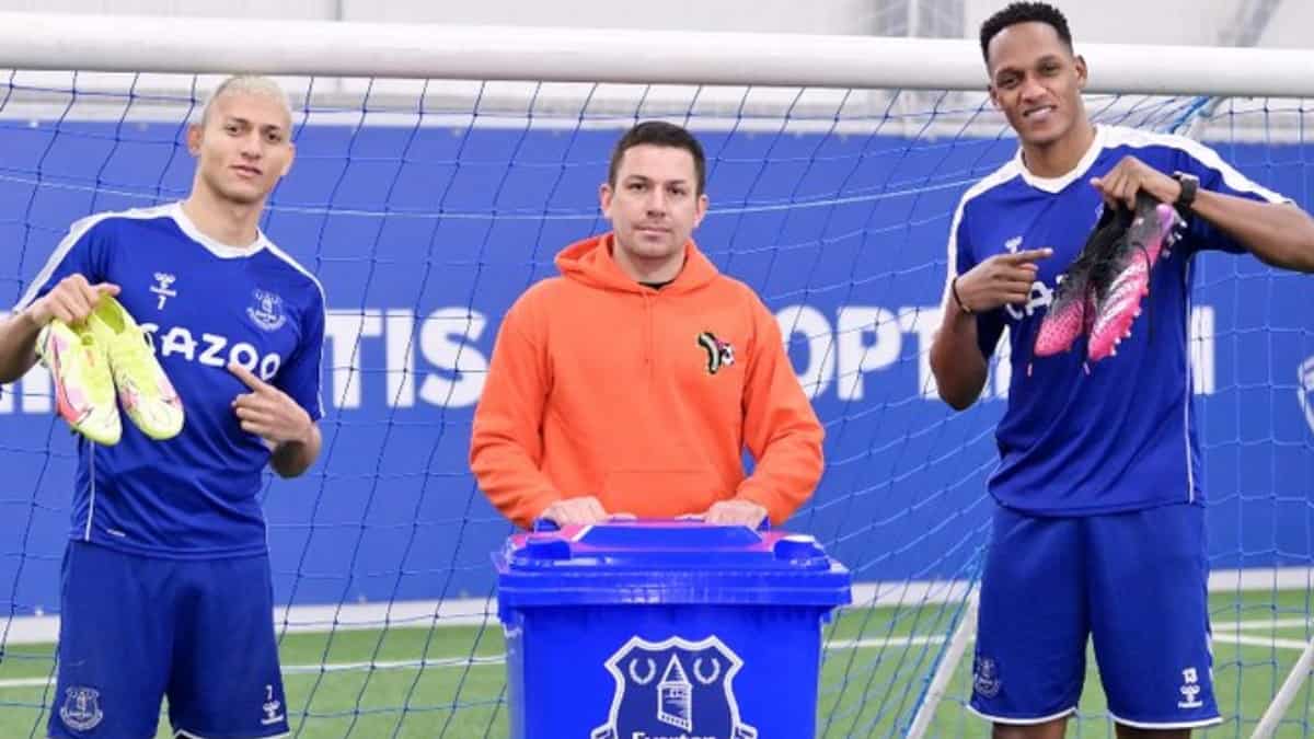 Yerry Mina y donatón de guayos en Everton