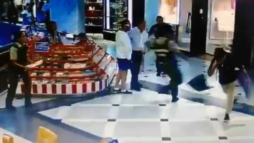 VIDEO | Con una zancadilla se frustró un robo en un centro comercial
