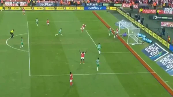 Polémico gol anulado a Santa Fe en el compromiso contra Atlético Nacional: video Polémico gol anulado a Santa Fe en el compromiso contra Atlético Nacional: video