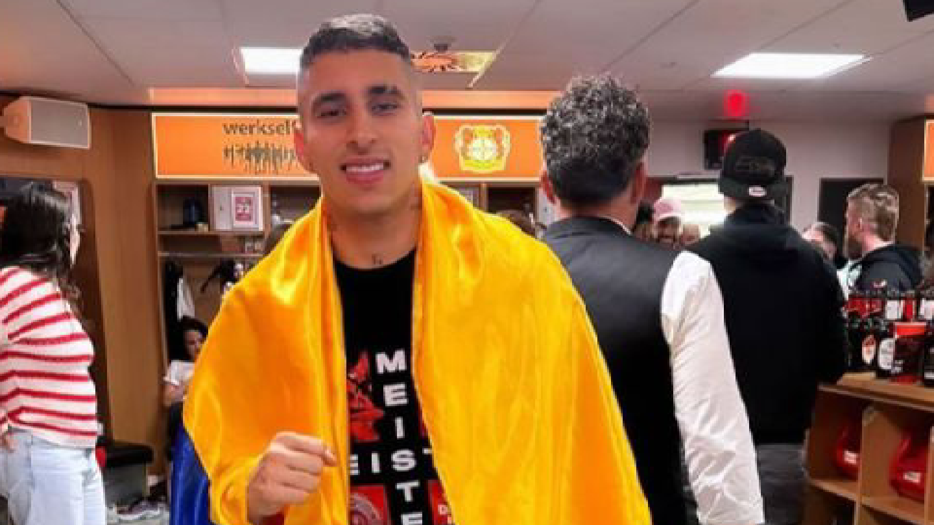 Gustavo Puerta celebrando el título de Bundesliga con Bayer Leverkusen