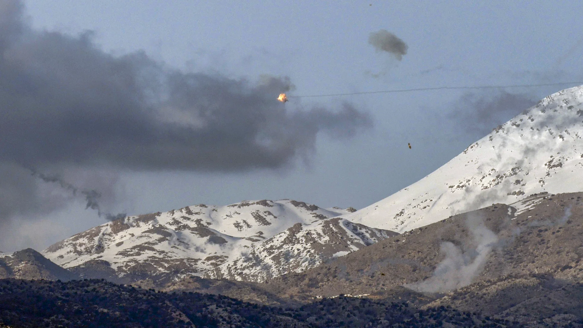 Montaña israelí cercada por misiles enemigos.