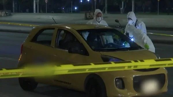 Hallan el cuerpo de un hombre con signos de violencia y dentro de un taxi en Bogotá