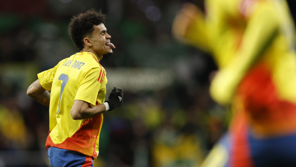 VIDEO | Luis Díaz invitó a un reconocido cantante vallenato a uno de los palcos de Anfield