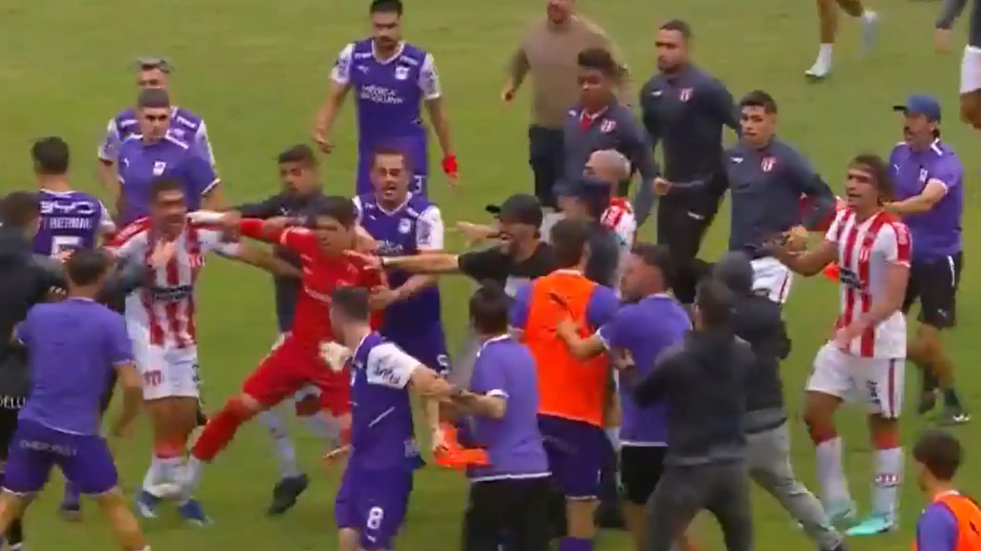 Fuerte pelea en el fútbol de Uruguay.