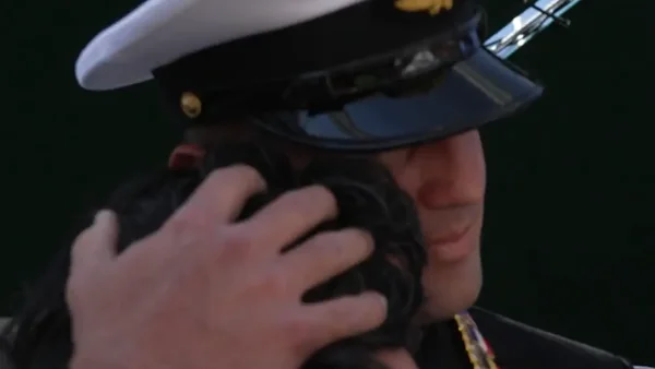 Emotivo reencuentro de hermanos tras 12 años de distancia que rompió el Buque Escuela Gloria Emotivo reencuentro de hermanos tras 12 años de distancia que rompió el Buque Escuela Gloria