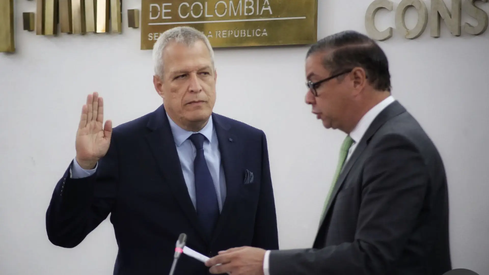 Renuncia senador a la comisión accidental.