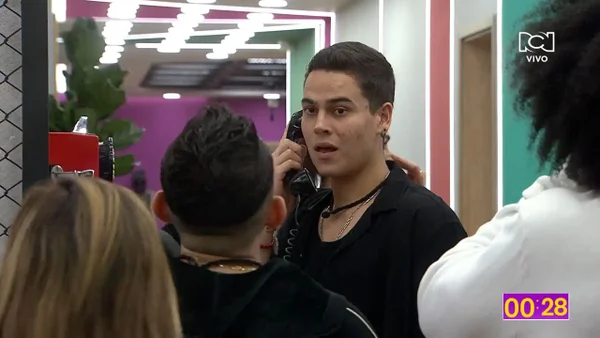 Se estrenó el teléfono en la Casa de los Famosos y dejó un nuevo nominado