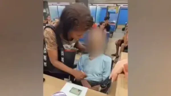 Mujer llevó a su tío muerto al banco para cobrar un préstamo y fue grabada