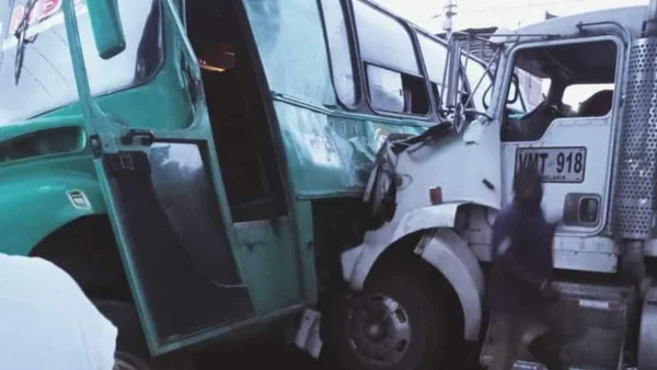 Fuerte accidente en Cali entre bus escolar y camión, dejó 16 heridos