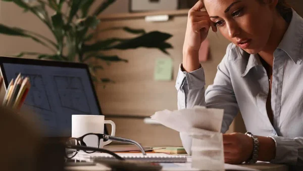 ¿Cómo gestionar el estrés financiero, según la IA? Consejos que no puedes omitir