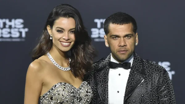 Dani Alves y Joana Sanz reciben duras críticas tras mantener su amor a pesar de la condena