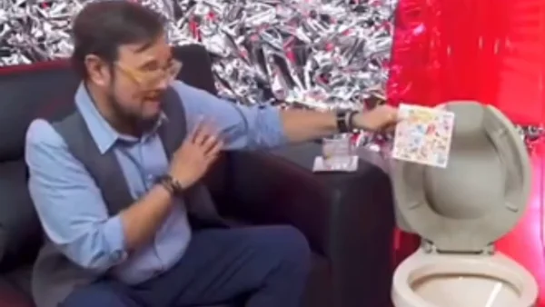 Cantante mexicano tiró disco de Karol G al escusado: video