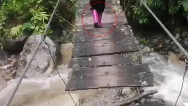 En video: niños arriesgan su vida todos los días en un puente para poder ir a estudiar