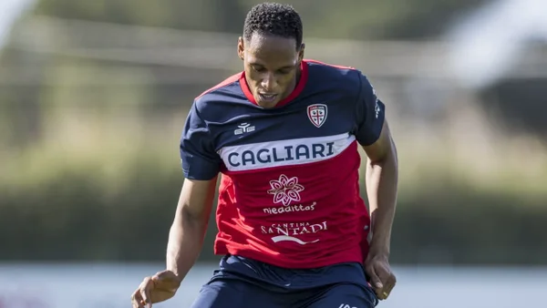 Curiosa imagen: rival le quitó la camiseta a Yerry Mina en pleno partido