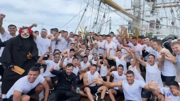 Tradiciones navales en el Buque Gloria al paso por Greenwich