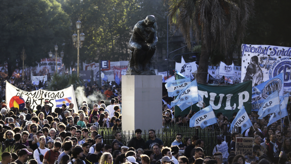 Ante recortes, estudiantes argentinos marchan en defensa de la universidad pública