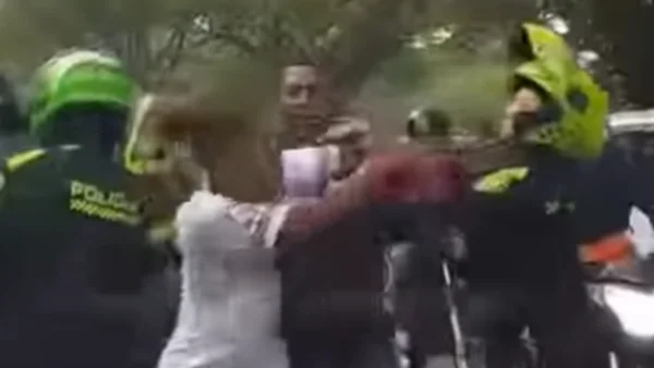 Video: Patrullera y mujer se fueron a los golpes por inmovilización de una moto en Cali