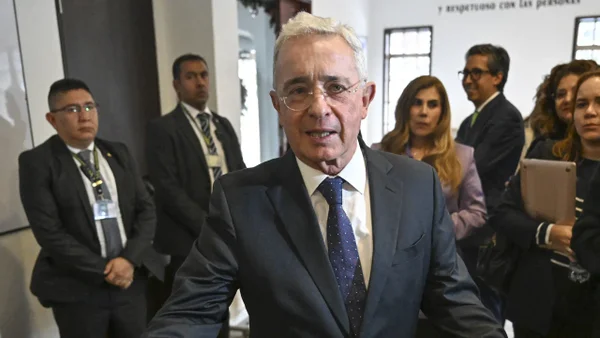 Tribunal admite tutela contra jueza por exposición de contenido explícito en juicio contra Uribe
