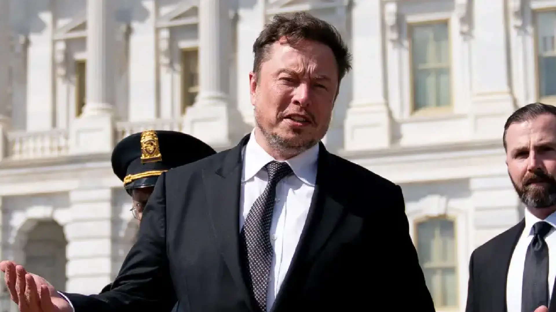 Elon Musk visita mercado de carros eléctricos más grande en el mundo