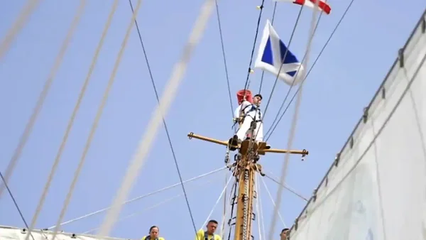 Fabio Rey, el cadete elegido para ser galletero en el atraque del Gloria en Italia