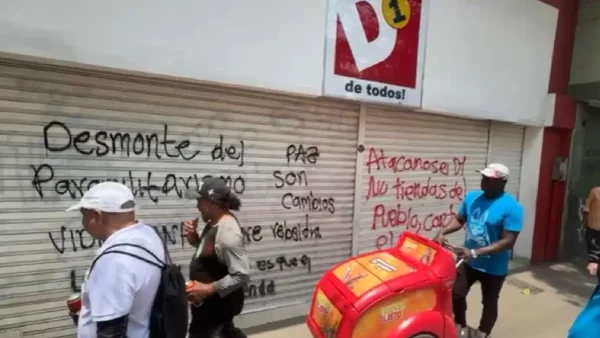 Encapuchados vandalizaron una tienda D1 durante las marchas realizadas en Medellín