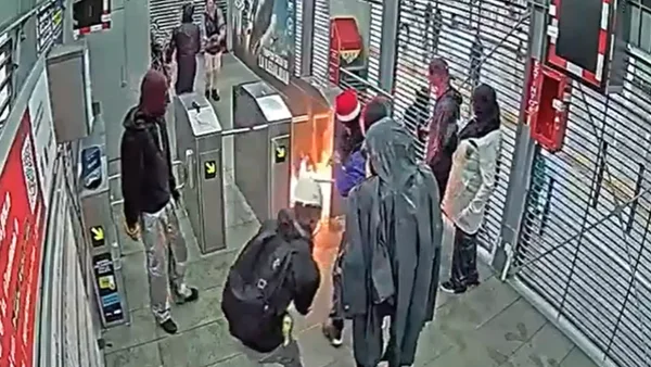 En video: encapuchados prendieron fuego a estación de Transmilenio frente a la Universidad Nacional En video: encapuchados prendieron fuego a estación de Transmilenio frente a la Universidad Nacional