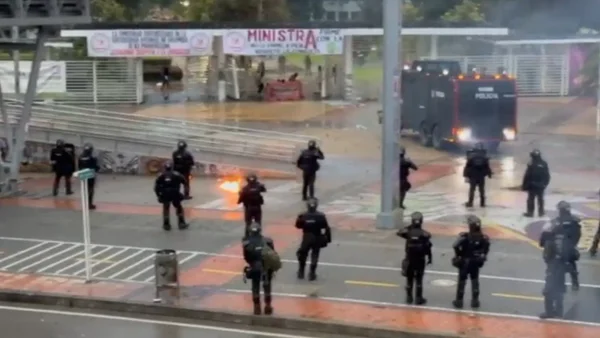 Alcalde Galán anunció investigación contra encapuchados que protagonizaron disturbios frente a la Unal Alcalde Galán anunció investigación contra encapuchados que protagonizaron disturbios frente a la Unal