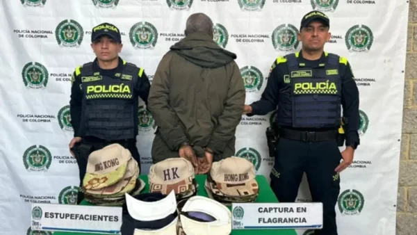 Hombre pretendía llevar cocaína al exterior camuflada en 31 gorras