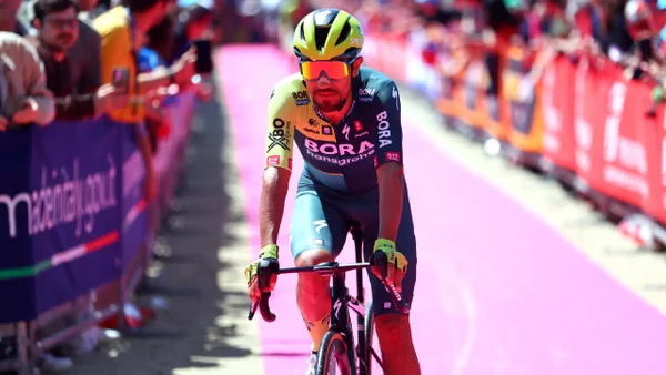 Daniel Martínez llegó segundo en etapa 2 del Giro de Italia; la victoria fue para Tadej Pogacar