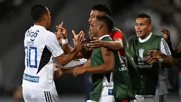 El lujoso regalo que le entregó Carlos Bacca a sus compañeros del Junior de Barranquilla El lujoso regalo que le entregó Carlos Bacca a sus compañeros del Junior de Barranquilla