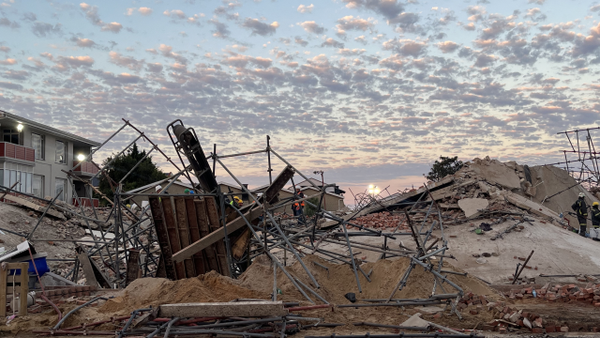 Sigue la búsqueda de sobrevivientes en Sudáfrica: van seis obreros muertos tras derrumbe
