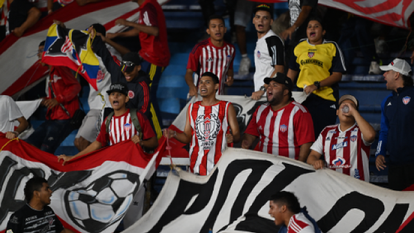 VIDEO | Hinchas de Junior pelearon con la Policía Nacional del Perú y fueron retirados del estadio