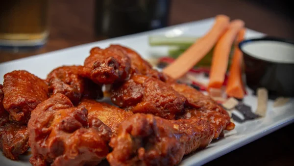 ¿Está en quiebra Buffalo Wings? ¿Qué está pasando con el restaurante?